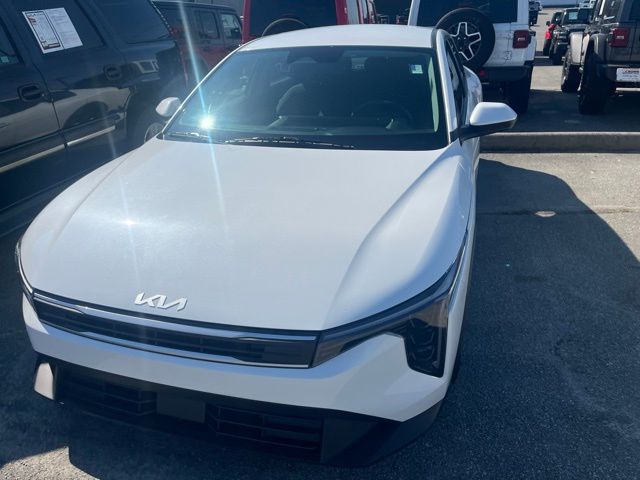 Snow White Pearl 2025 Kia K4 LXS FWD Sedan Front-Wheel Drive Continuously Variable Transmission