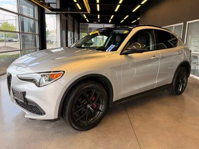2020 Alfa Romeo Stelvio Gris (Silverstone Gray Metallic) SUV/Crossover Tracción en las cuatro ruedas 8 velocidades Automática