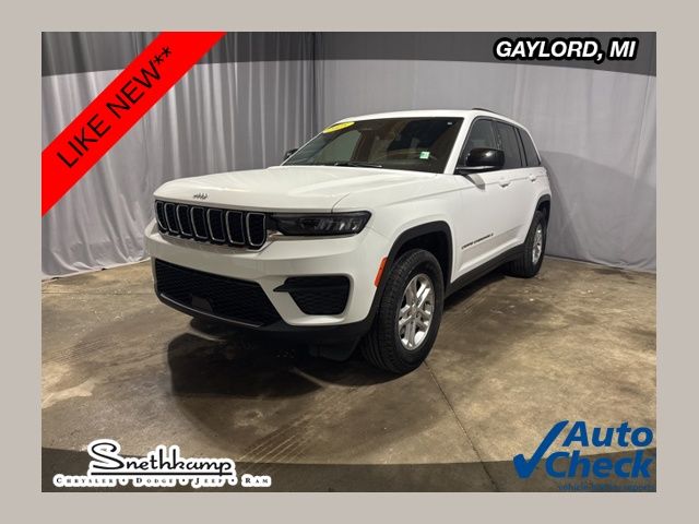 Bright White Clearcoat 2025 Jeep Grand Cherokee Laredo 4WD SUV / Crossover Four-Wheel Drive 8-Speed Automatic