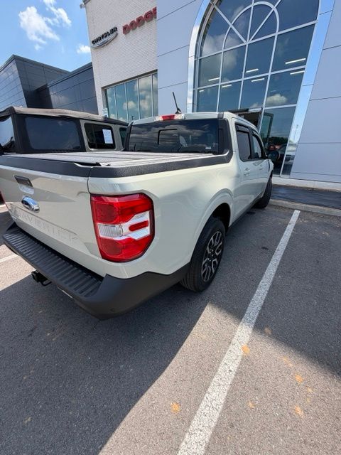 Used 2024  Ford Lariat image 5