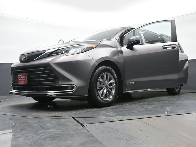 2021 Toyota Sienna XLE 39