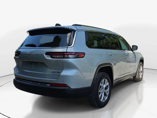 Used 2022 Silver Jeep Limited image 4