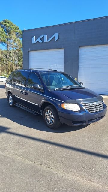2005 Chrysler Town & Country WHEELCHAIR LIFT