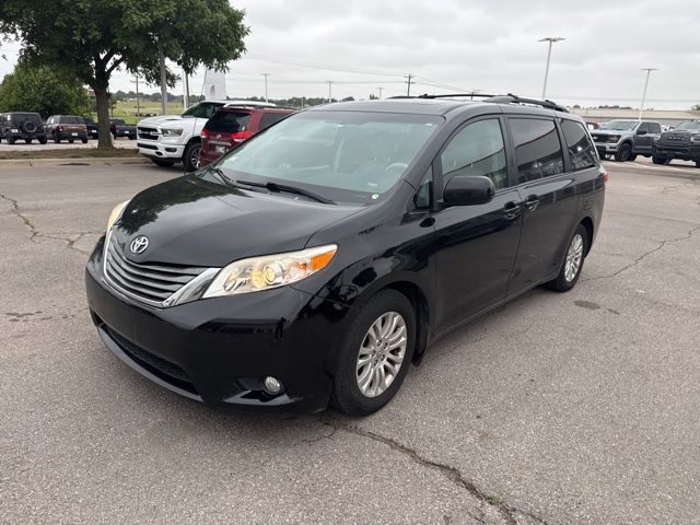 2013 Toyota Sienna XLE V6 7-Passenger Access Seat's photo