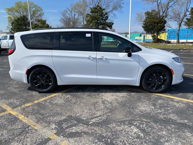 2024 Chrysler Pacifica Touring L 4