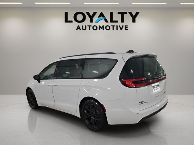 Used 2025 Chrysler Pacifica Van
