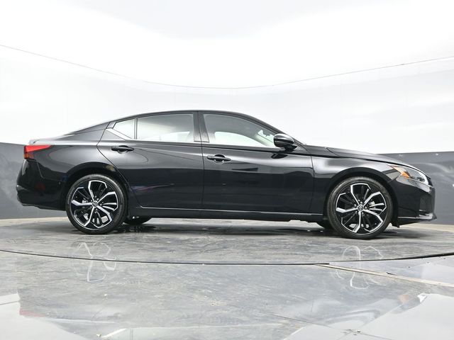 2024 Super Black Clearcoat Nissan Altima 2.0 SR FWD Sedan