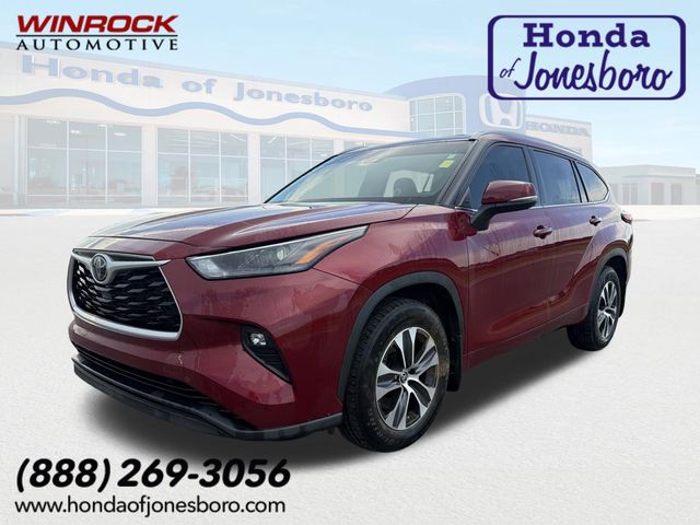 Pearl 2022 Toyota Highlander XLE FWD SUV / Crossover Front-Wheel Drive 8-Speed Automatic