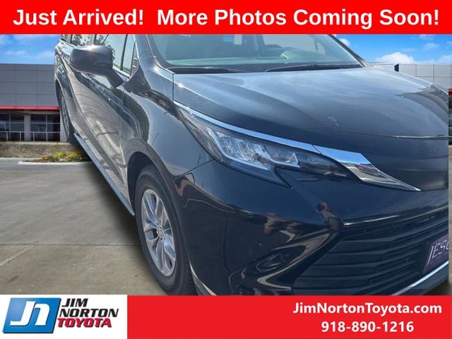 2022 Toyota Sienna XLE 8-Passenger Hybrid FWD's photo