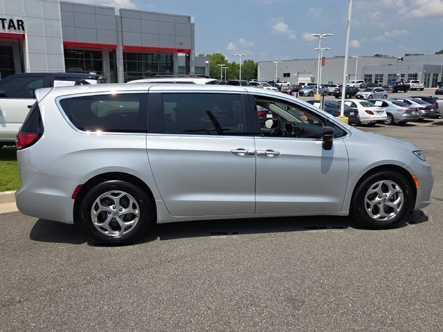 Used 2024 Chrysler Pacifica Van