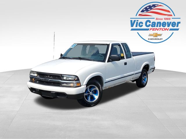 Summit White 1998 Chevrolet S-10 Pickup Truck Rear-Wheel Drive 5-Speed Manual