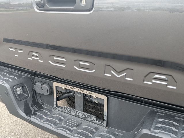 2018 Toyota Tacoma - Image 10