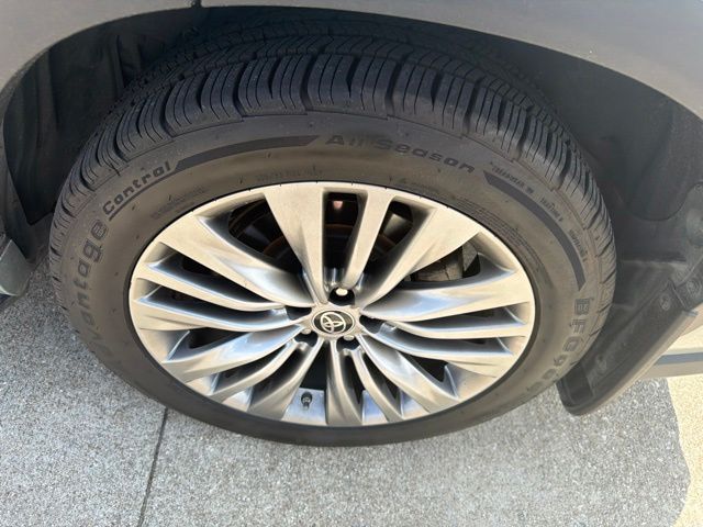 2021 Toyota Highlander Hybrid Platinum Silver at Toyota of Victoria