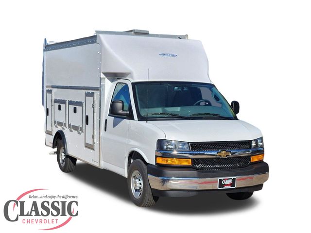 Summit White 2025 Chevrolet Express Chassis 3500 Cutaway 159 Van Rear-Wheel Drive 8-Speed Automatic