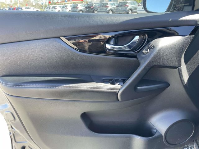 Used 2022 Gray Nissan SV image 14