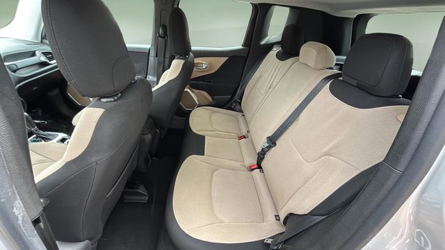Used 2015 Silver Jeep Latitude image 19
