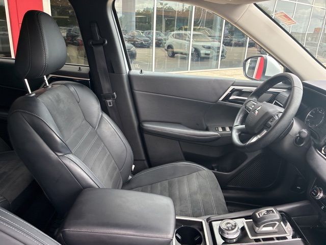 2024 Mitsubishi Outlander SE  at Royal Nissan