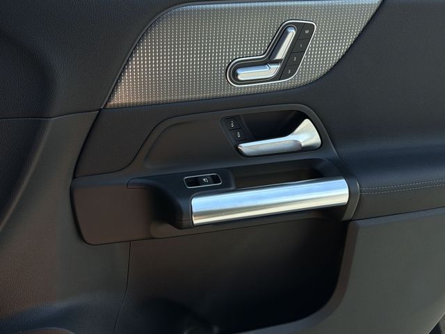 Used 2023  Mercedes-Benz GLA 250 image 36