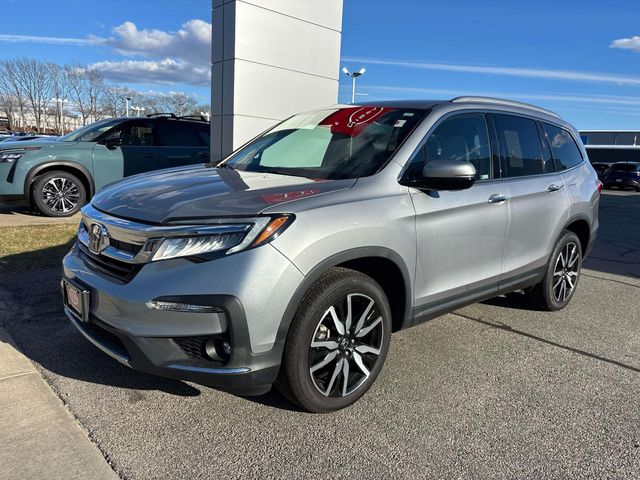 2022 Honda Pilot Touring AWD with Rear Captain's Chairs