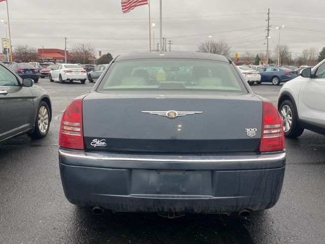 2007 Chrysler 300C Base 12