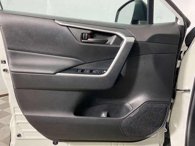 2021 Toyota RAV4 LE photo