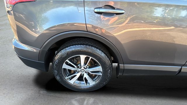 Used 2018 Gray Toyota XLE image 39