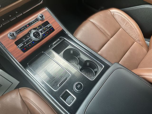 Used 2023 White Lincoln Reserve image 22