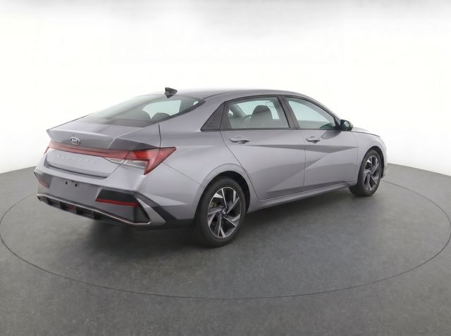 Used 2025 Silver Hyundai SEL Sport image 5