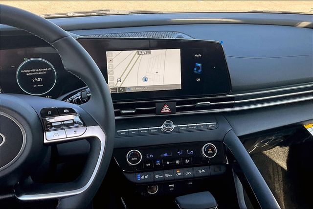 2025 Hyundai Elantra Hybrid Limited photo