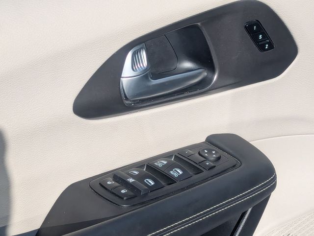 Used 2024 Silver Mist Clearcoat Chrysler Touring L image 13