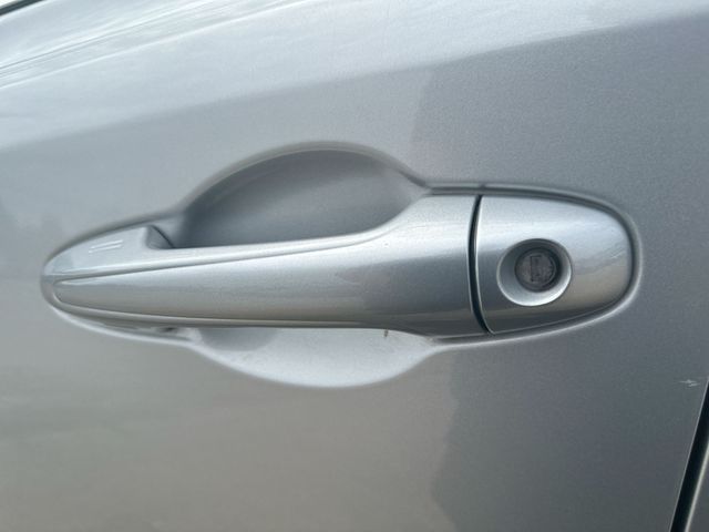 Used 2018 Silver Toyota XLE image 50
