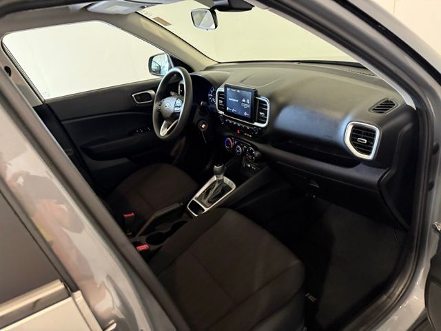 2022 Hyundai Venue SE photo