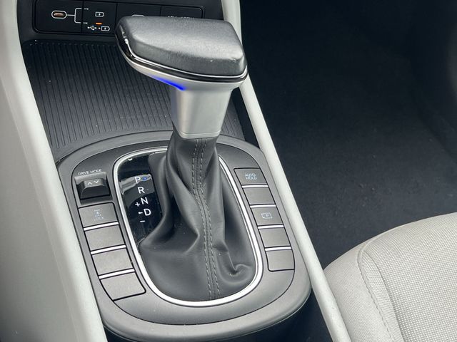 Used 2025 White Hyundai SEL image 23