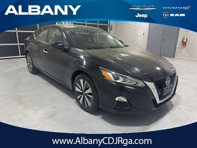 Super Black Clearcoat 2022 Nissan Altima 2.5 SV AWD Sedan All-Wheel Drive Continuously Variable Transmission