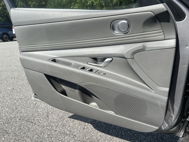 Used 2025 Silver Hyundai SEL Convenience image 33