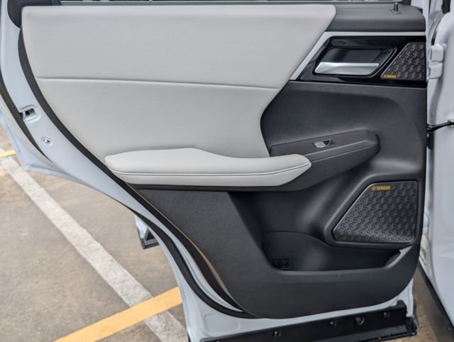 New 2025 White Mitsubishi SE image 24