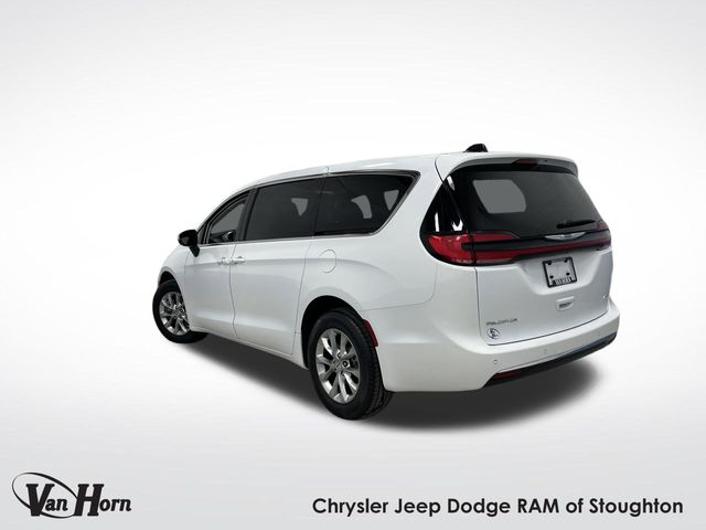 2023 Chrysler Pacifica Touring L photo