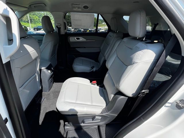 2025 Ford Explorer Active photo