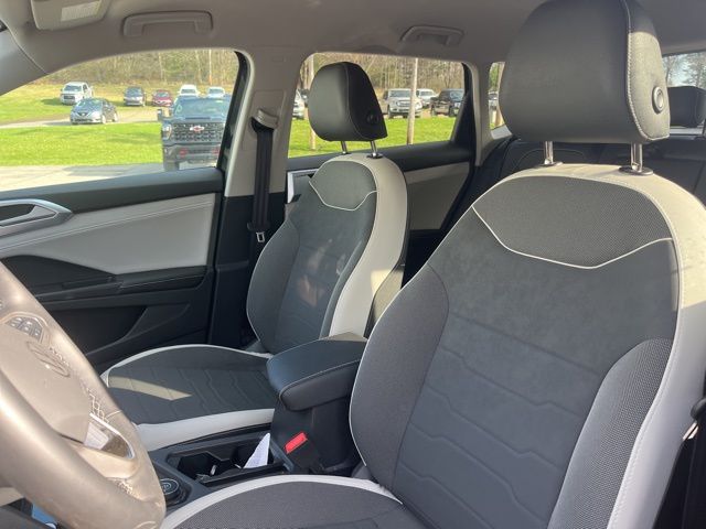 Used 2025  Volkswagen 1.5T SE image 11