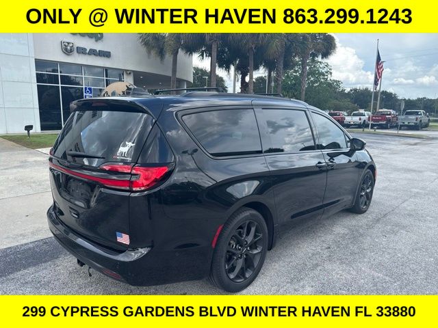 2023 Brilliant Black Crystal Pearlcoat Chrysler Pacifica Touring L FWD Van