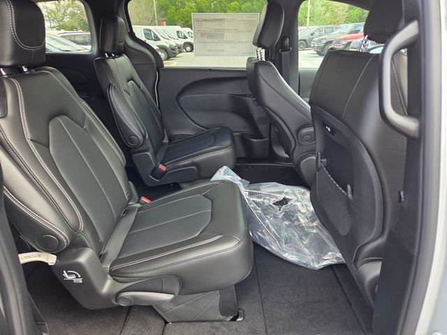 New 2026 Silver Chrysler Select image 14