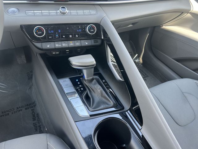 Used 2025 Silver Hyundai SEL Convenience image 26