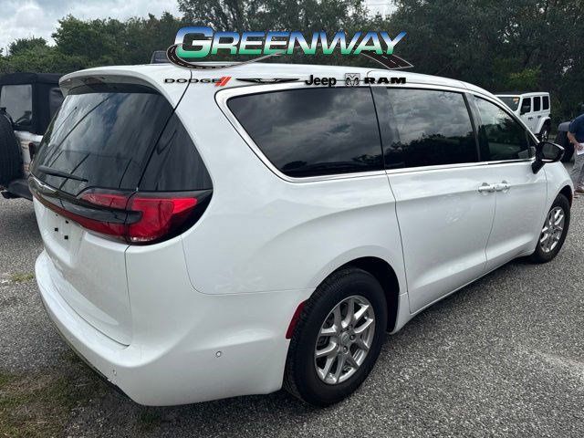 Used 2025 White Chrysler Select image 4