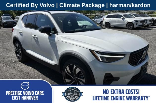 Crystal White Metallic 2024 Volvo XC40 B5 Plus Dark Theme AWD SUV / Crossover All-Wheel Drive Automatic