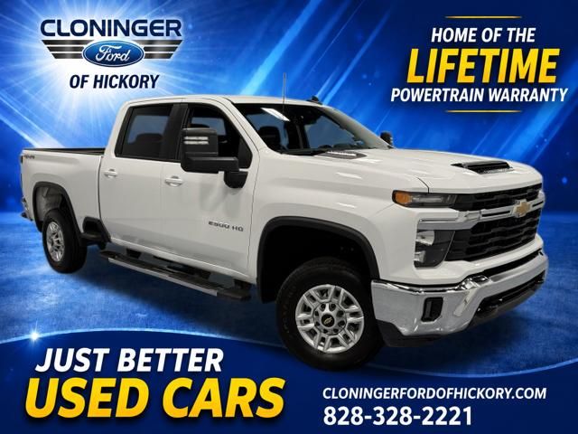 Summit White 2025 Chevrolet Silverado 2500HD Pickup Truck Four-Wheel Drive Automatic