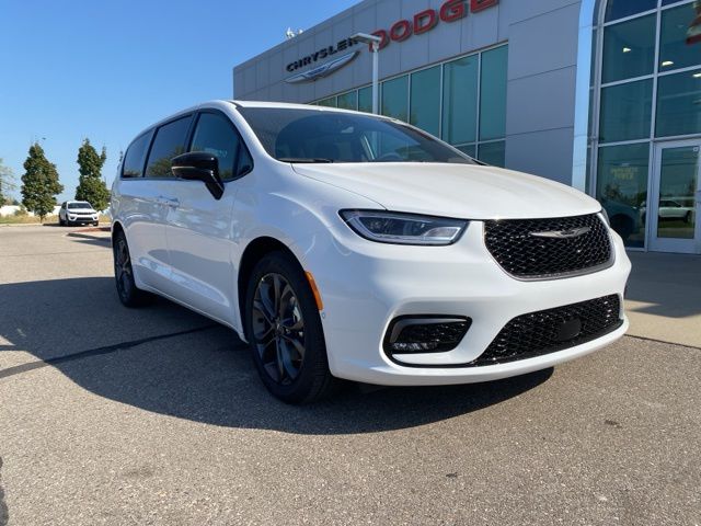 2026 Chrysler Pacifica Select - Bright White Clearcoat exterior view 3