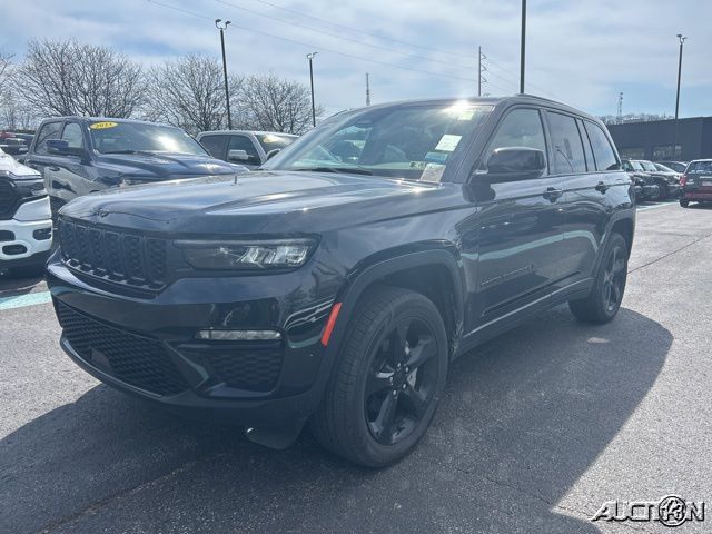Diamond Black Crystal Pearlcoat 2023 Jeep Grand Cherokee Limited 4WD SUV / Crossover Four-Wheel Drive 8-Speed Automatic