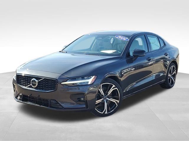 2024 Volvo S60 B5 Core Dark Theme FWD