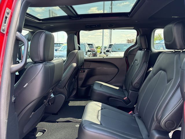 New 2025 Chrysler Pacifica Select 4D Passenger Van