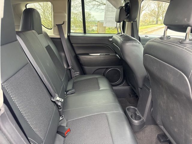 Used 2017 Silver Jeep Latitude image 11